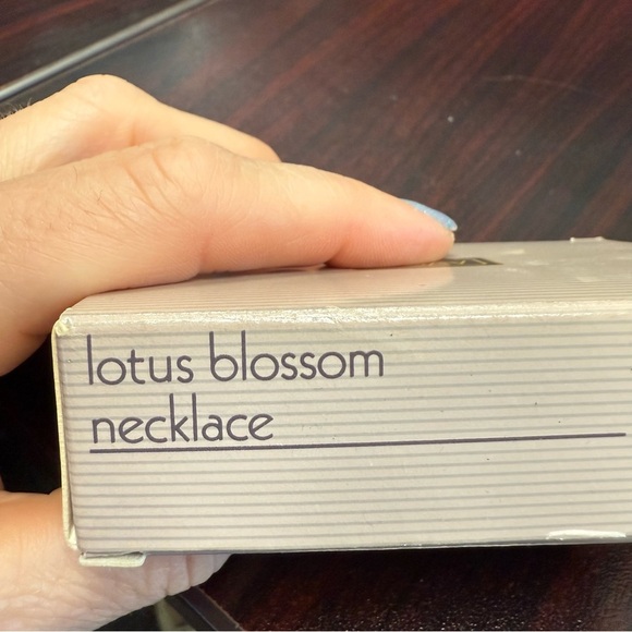 Avon “Lotus Blossom” Blue and white corded Necklace NIB vintage 1991 - Picture 6 of 6